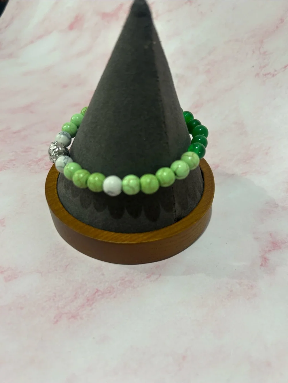 Green and White Beaded Lion Head Stretch Bracelet